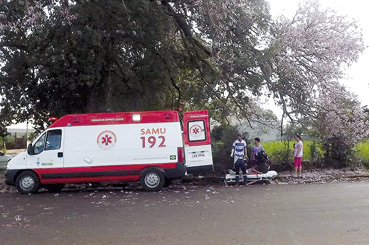 Pedestre escorrega e é hospitalizado com a perna imobilizada